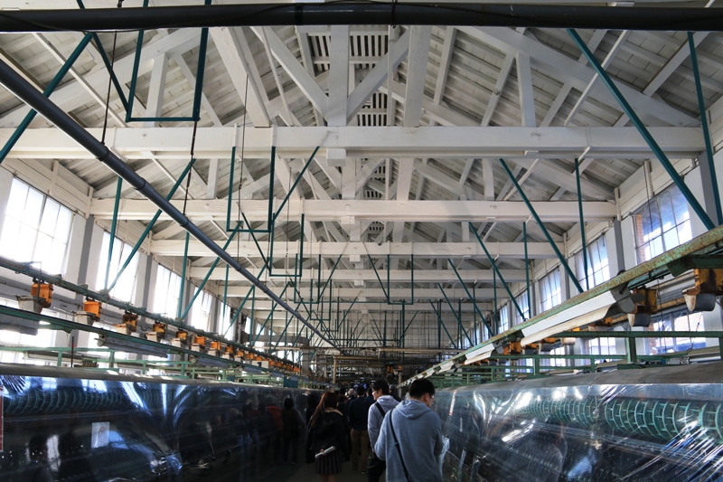 高い天井の大きな工場。貴重な機械にはビニールが張って大切に保管されている。