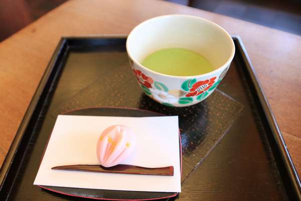 お抹茶と季節の菓子。桜かな？