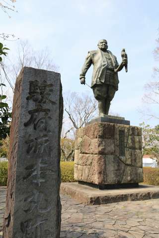 駿府城本丸跡と家康公の像