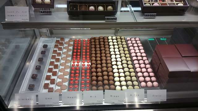 可愛らしいチョコたちが整然と並べられいる。