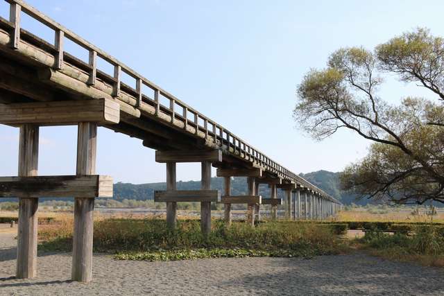 現在の橋は昭和４０年に建て替えられたが構造は昔と変わらない。