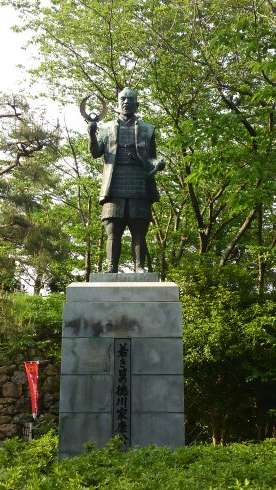 若き日の徳川家康公の像